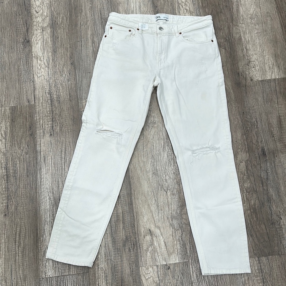 White Zara jeans size USA 8 just dry cleaned comfortable fir small slit rips